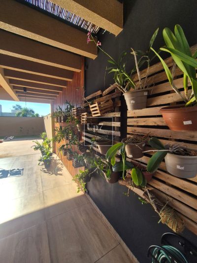 CASA COM 03 SUÍTES E ESCRITÓRIO PARA ALUGAR NO CONDOMÍNIO MORADA DO SOL, EM PIRATININGA/SP.