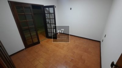 LOCAÇÃO - EXCELENTE CASA COM 04 DORMITÓRIOS, SENDO 01 SUÍTE NO NOVO JD. PAGANI EM BAURU-SP